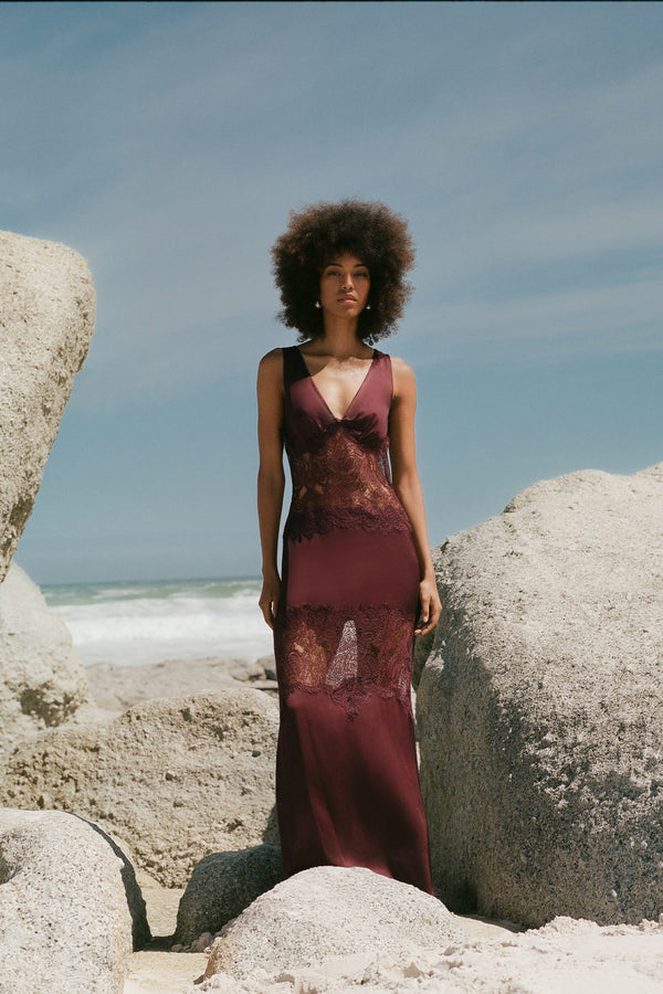 JAMILA LACE PLUNGED PANELLED MAXI DRESS - WINE TASTING